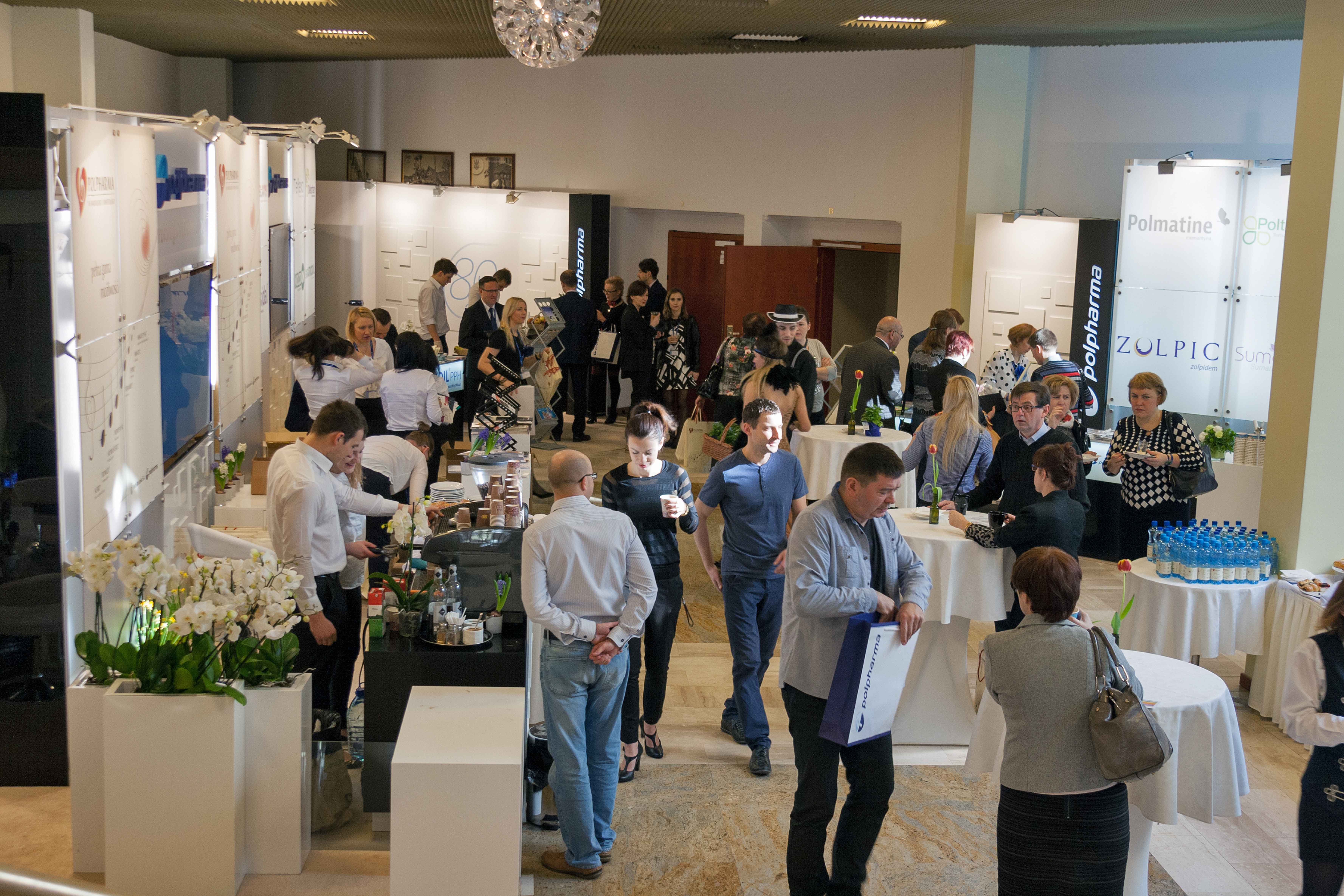 Feria empresarial en salón de hotel