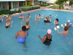 Personas mayores realizando aquagym