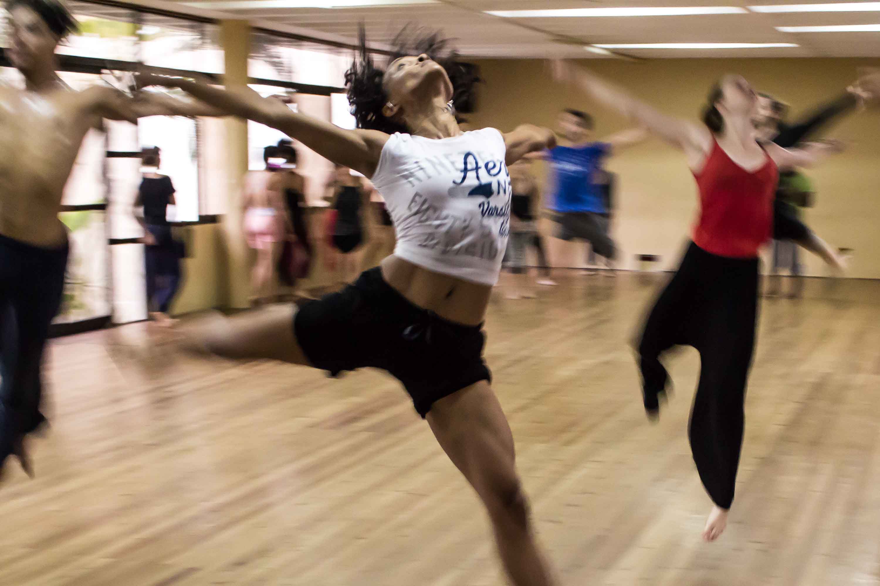 Grupo de personas practicando aerobic en sala de gimnasio