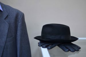 Sombrero y guantes negros