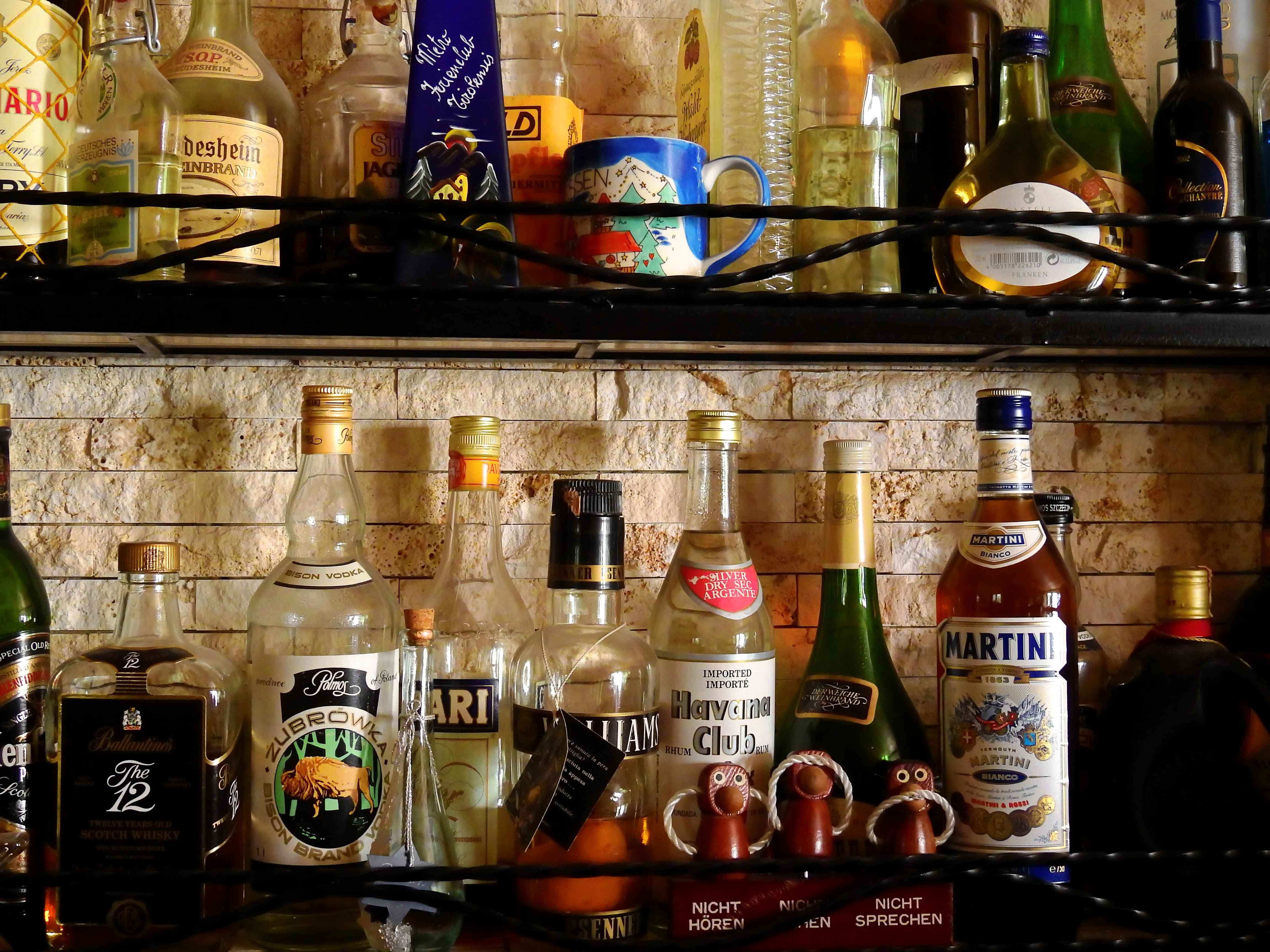 Foto de barra con diferentes bebidas alcohólicas