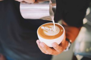 Barista preparando un café decorado