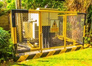 estación eléctrica con señal de advertencia