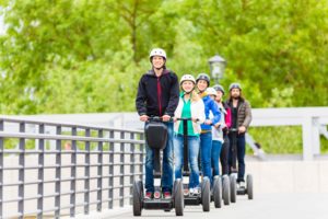 Guía llevando a grupo en segway