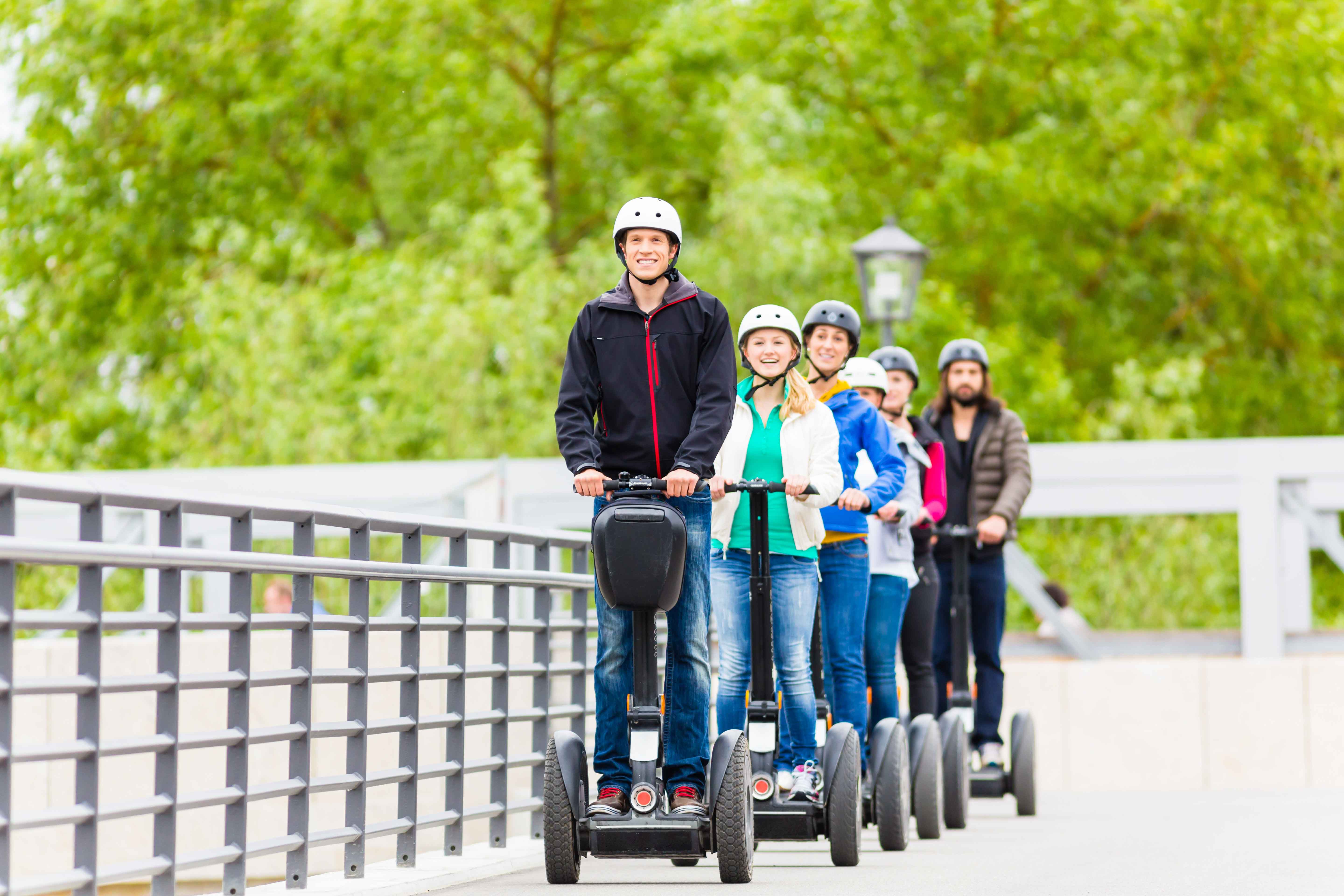 Guía llevando a grupo en segway