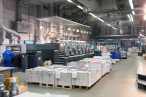 Imprenta industrial con publicaciones paletizadas