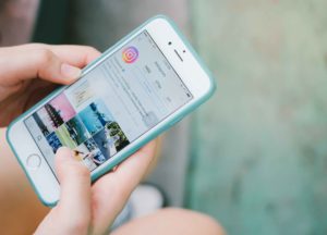 iPhone con Instagram abierto