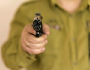 hombre apuntando a cámara con una pistola