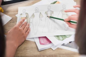 Diseños de ropa en un papel