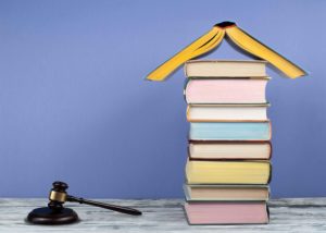 Torre de libros junto a mazo de juez