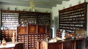Interior de farmacia antigua con muebles de madera