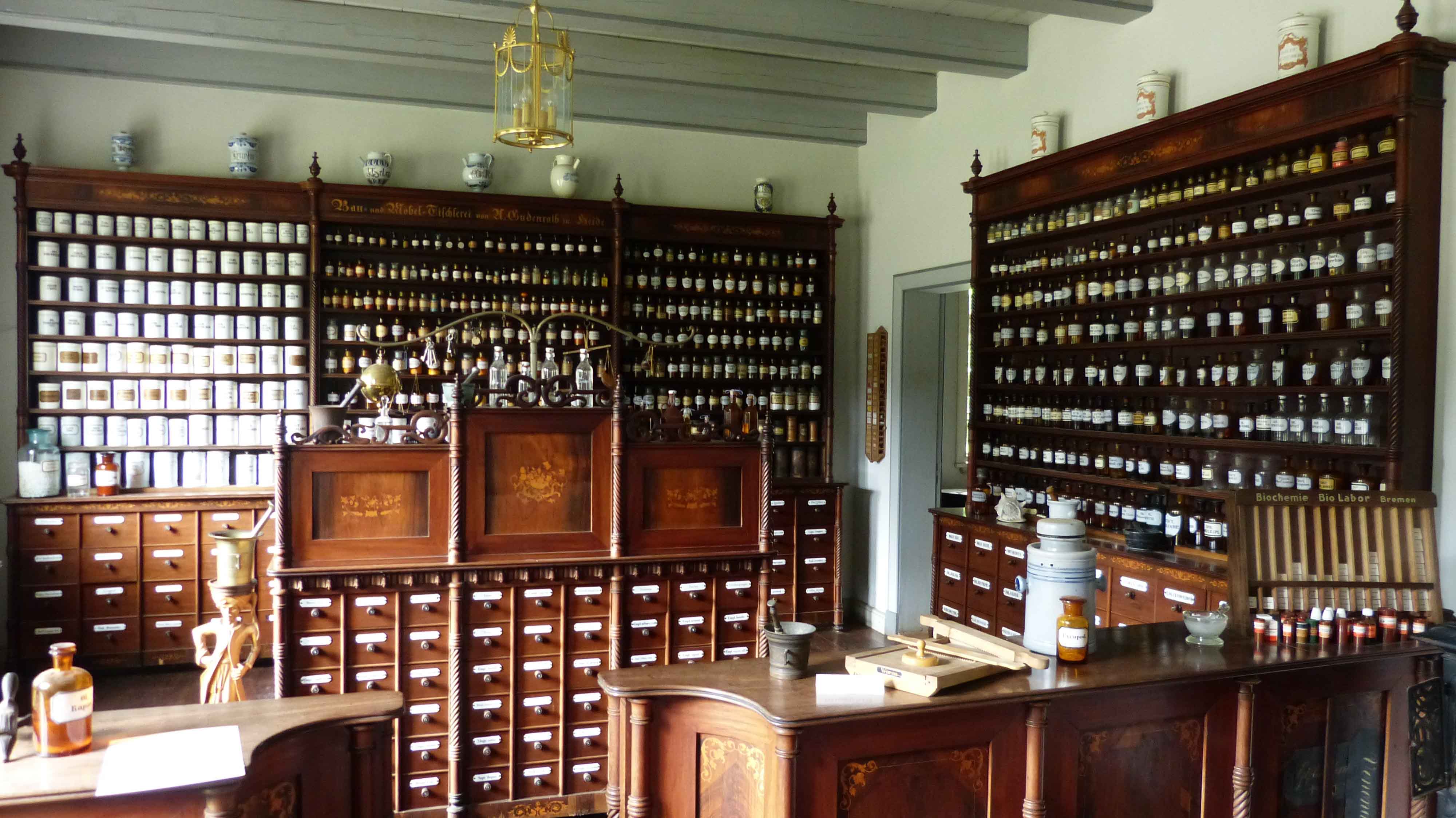 Interior de farmacia antigua con muebles de madera
