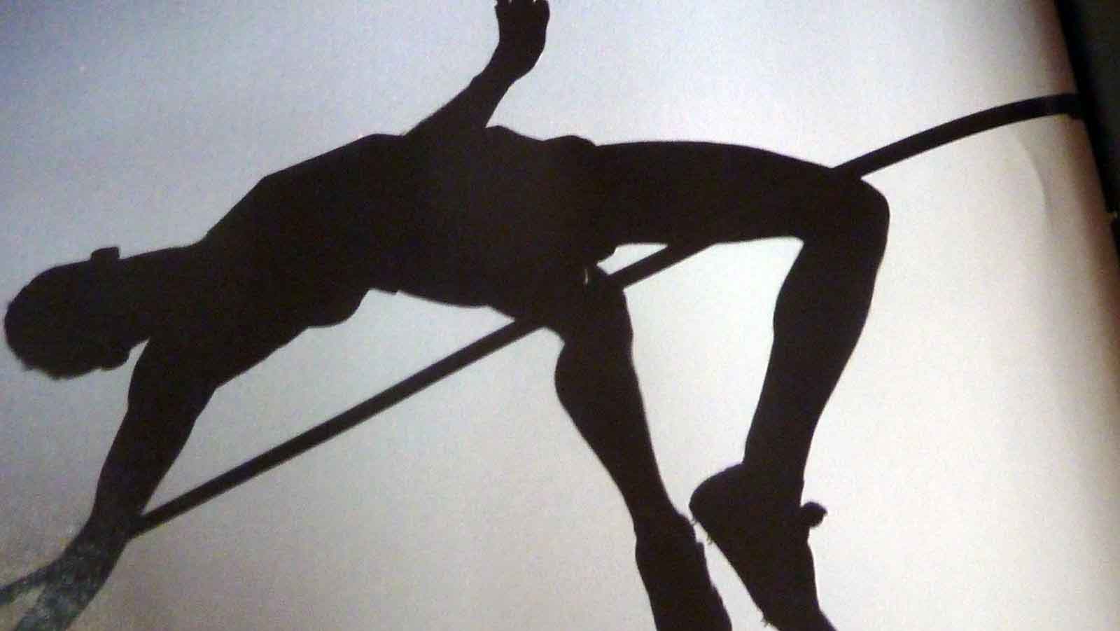 Silueta de hombre realizando salto de altura