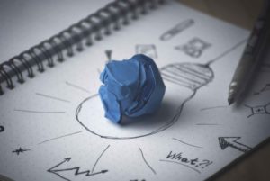 Bombilla sobre ilustraciones
