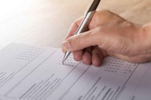 Persona cubriendo formulario