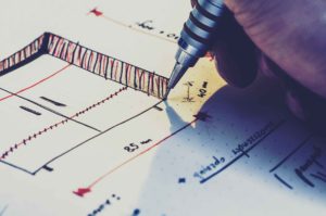 Persona diseñando planos a mano