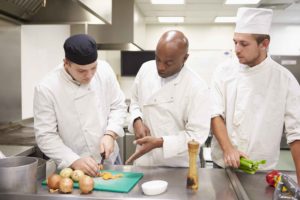 Chef con ayudantes de cocina