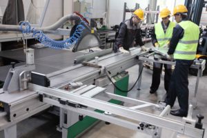 Dos personas controlando planta de fabricación