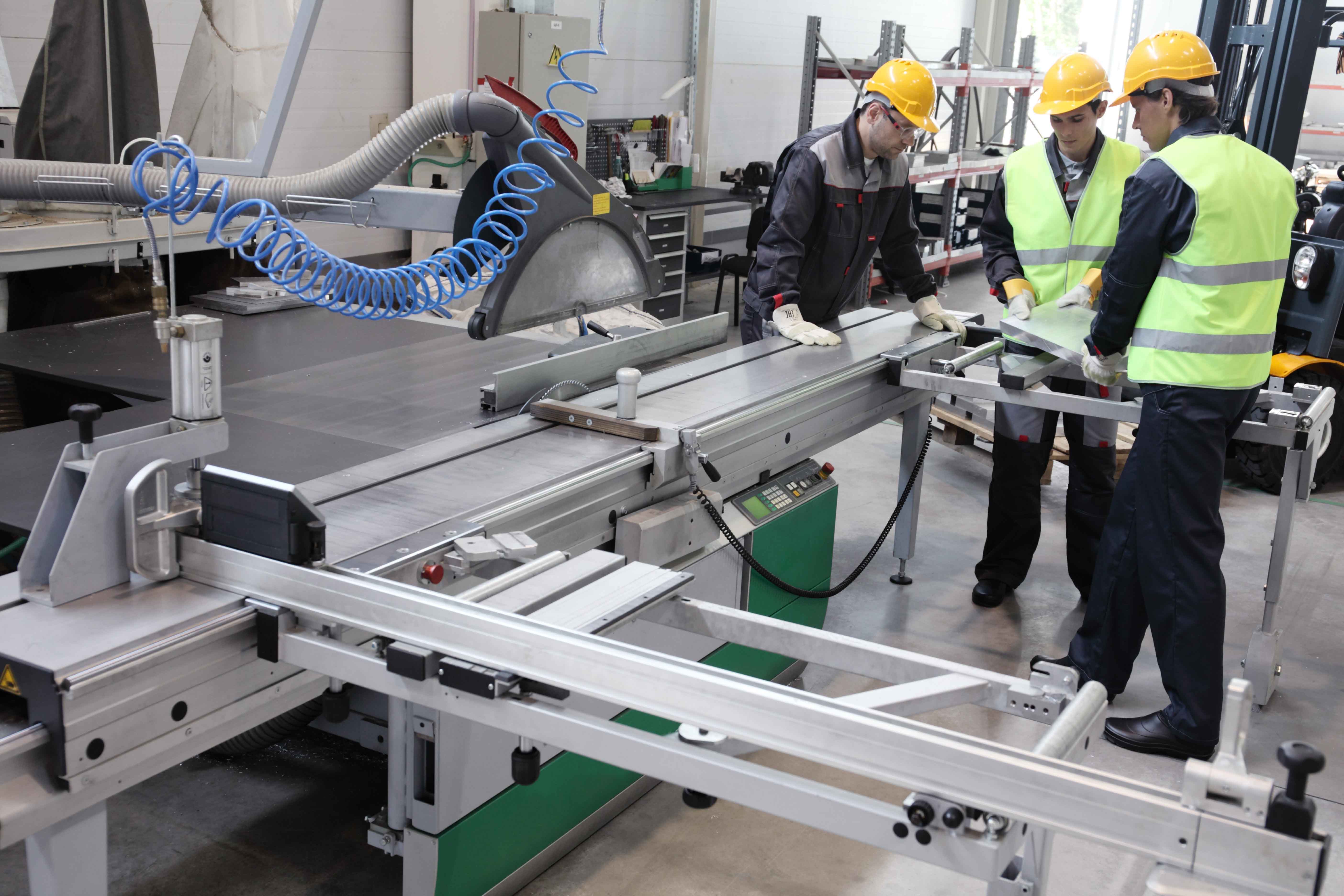 Dos personas controlando planta de fabricación