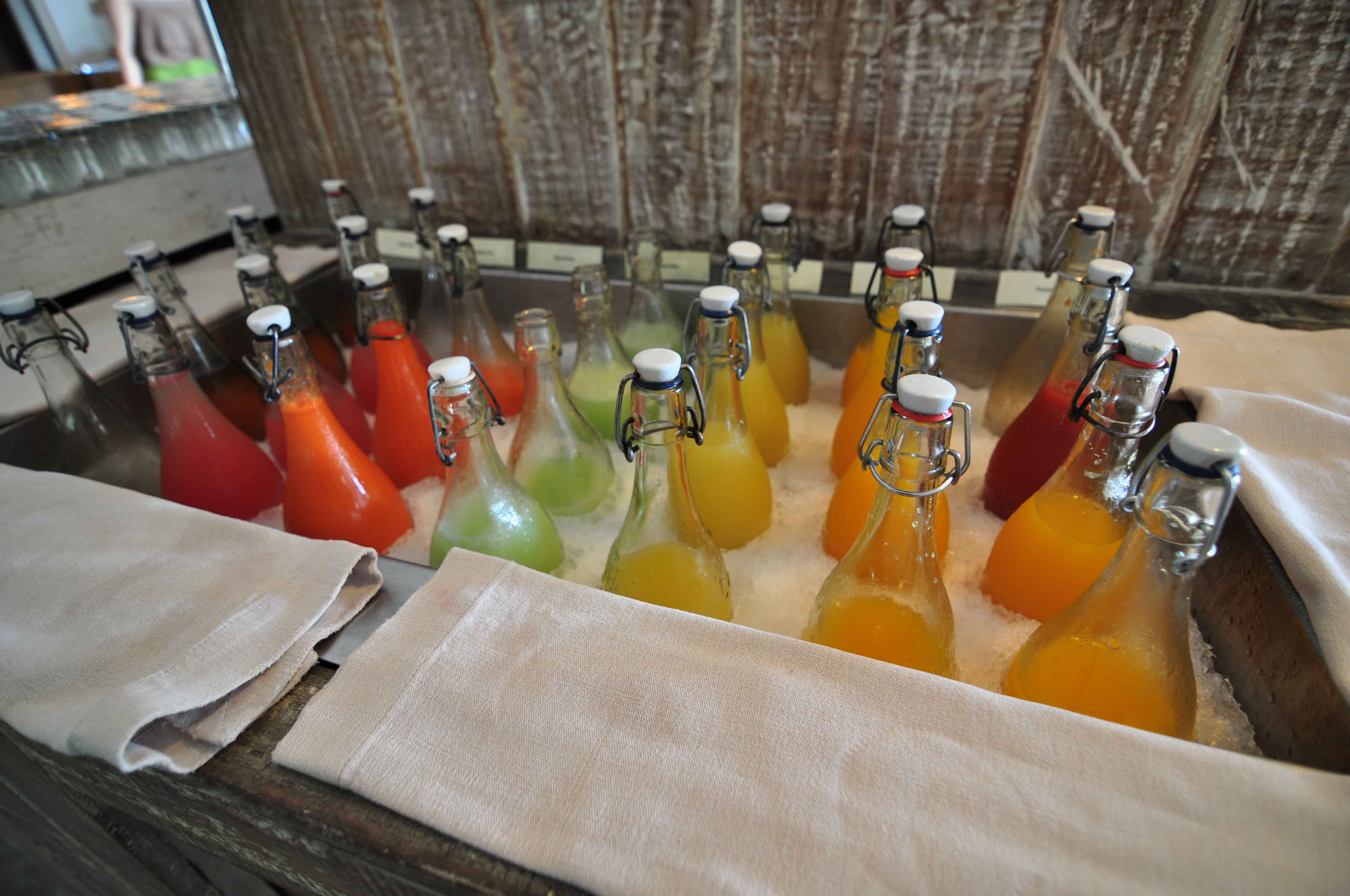 zumos de colores en refrigerador