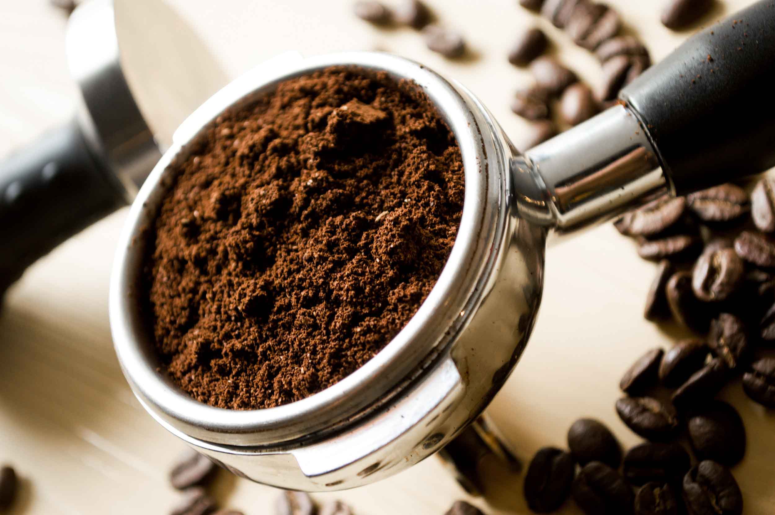 cuchara de cafetera llena de café