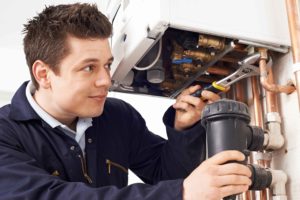 Técnico reparando calefacción