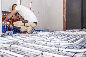 Hombre trabajando en suelo de vivienda