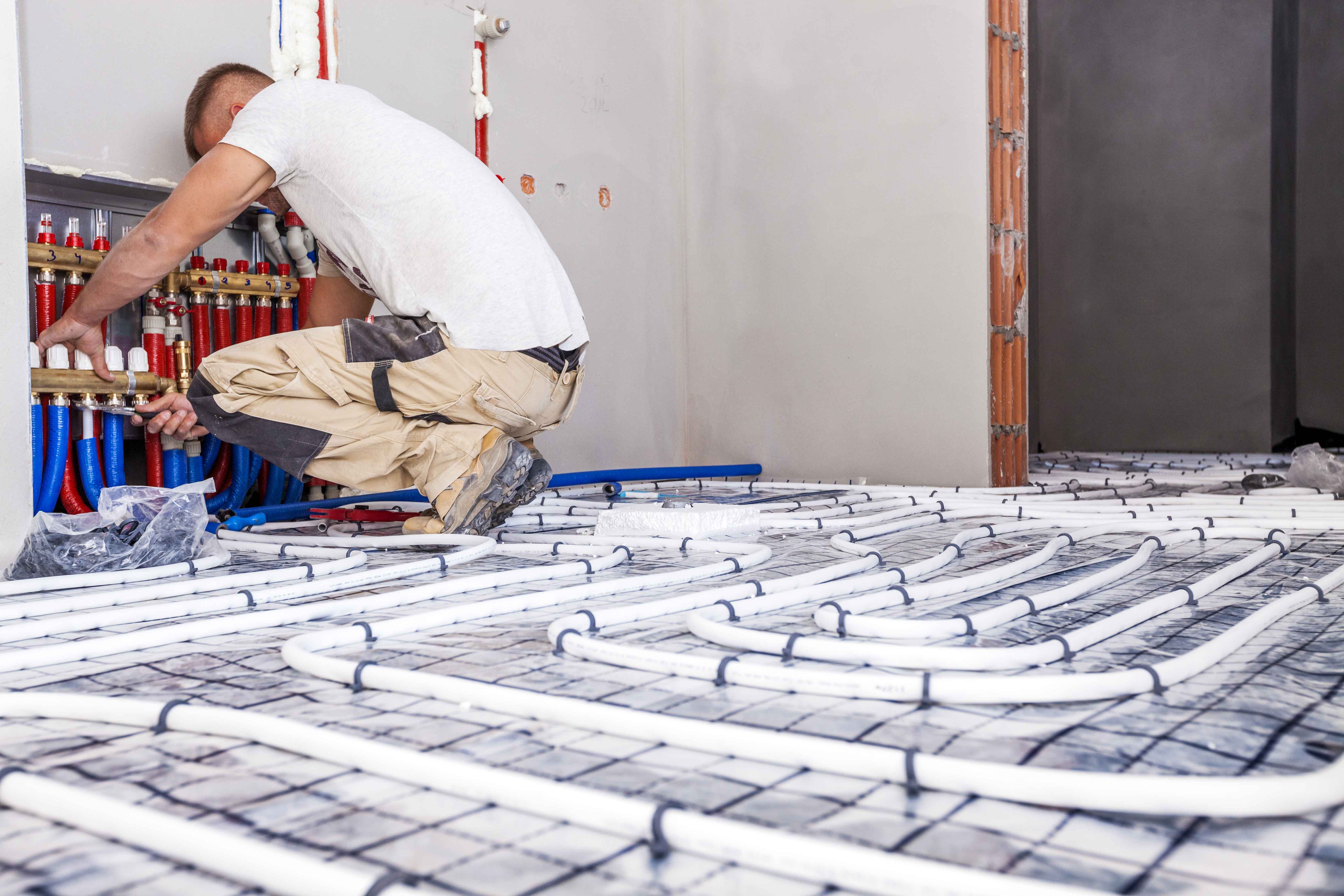 Hombre trabajando en suelo de vivienda