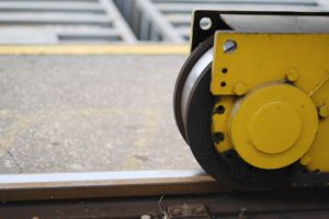 Rueda de puente grúa sobre rail