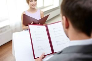 Pareja leyendo carta de restaurante