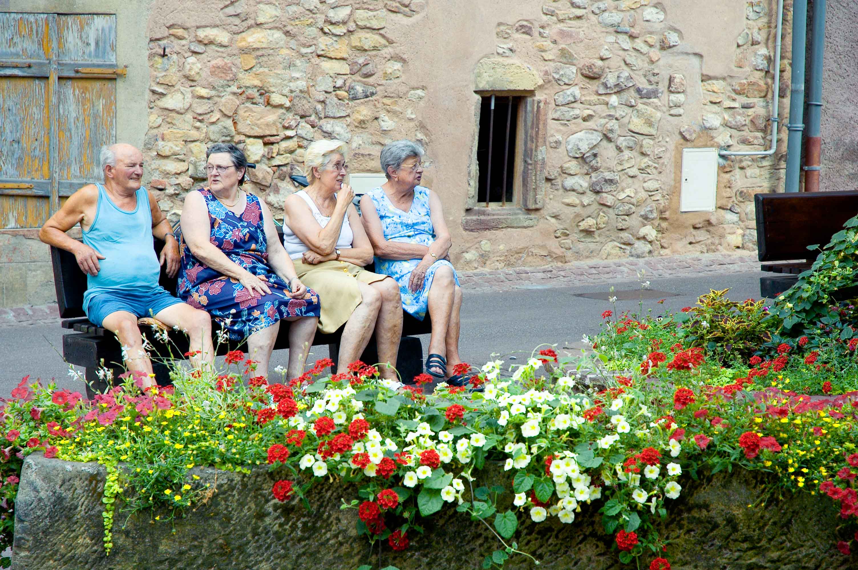 Señores en un banco de un pueblo