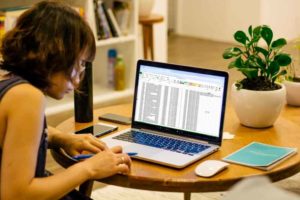 Chica trabajando con Excel