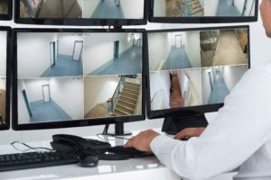 Pantalla de ordenador con imágenes de cámaras de seguridad