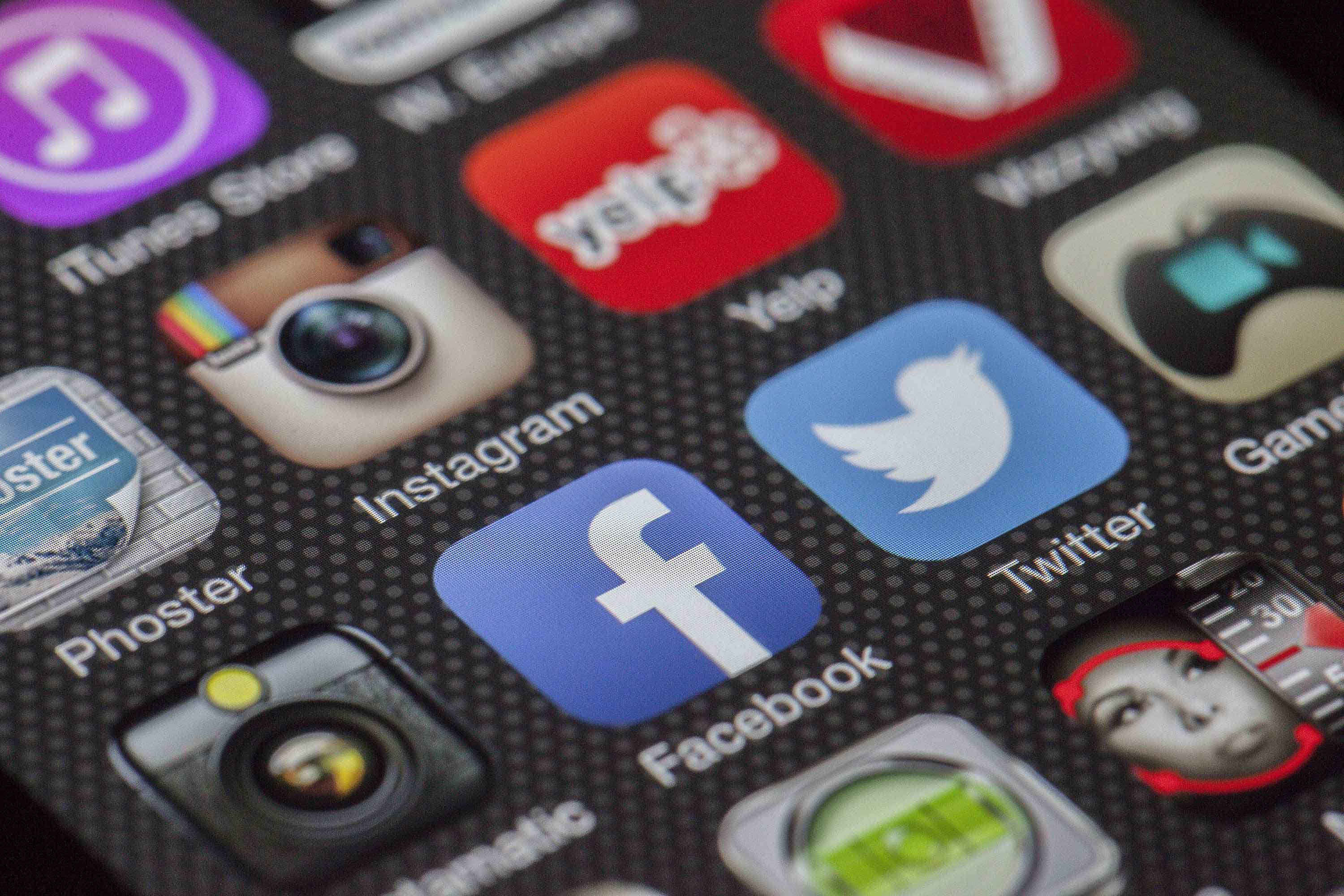Pantalla de móvil con iconos de redes sociales