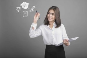 Chica pensando y dibujos de elementos académicos al lado de su cabeza