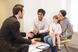 Familia hablando con profesional