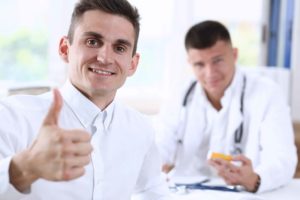 Doctor haciendo gesto de pulgar hacia arriba