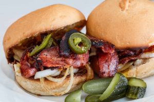 Hamburguesa con presentación moderna e ingredientes no típicos