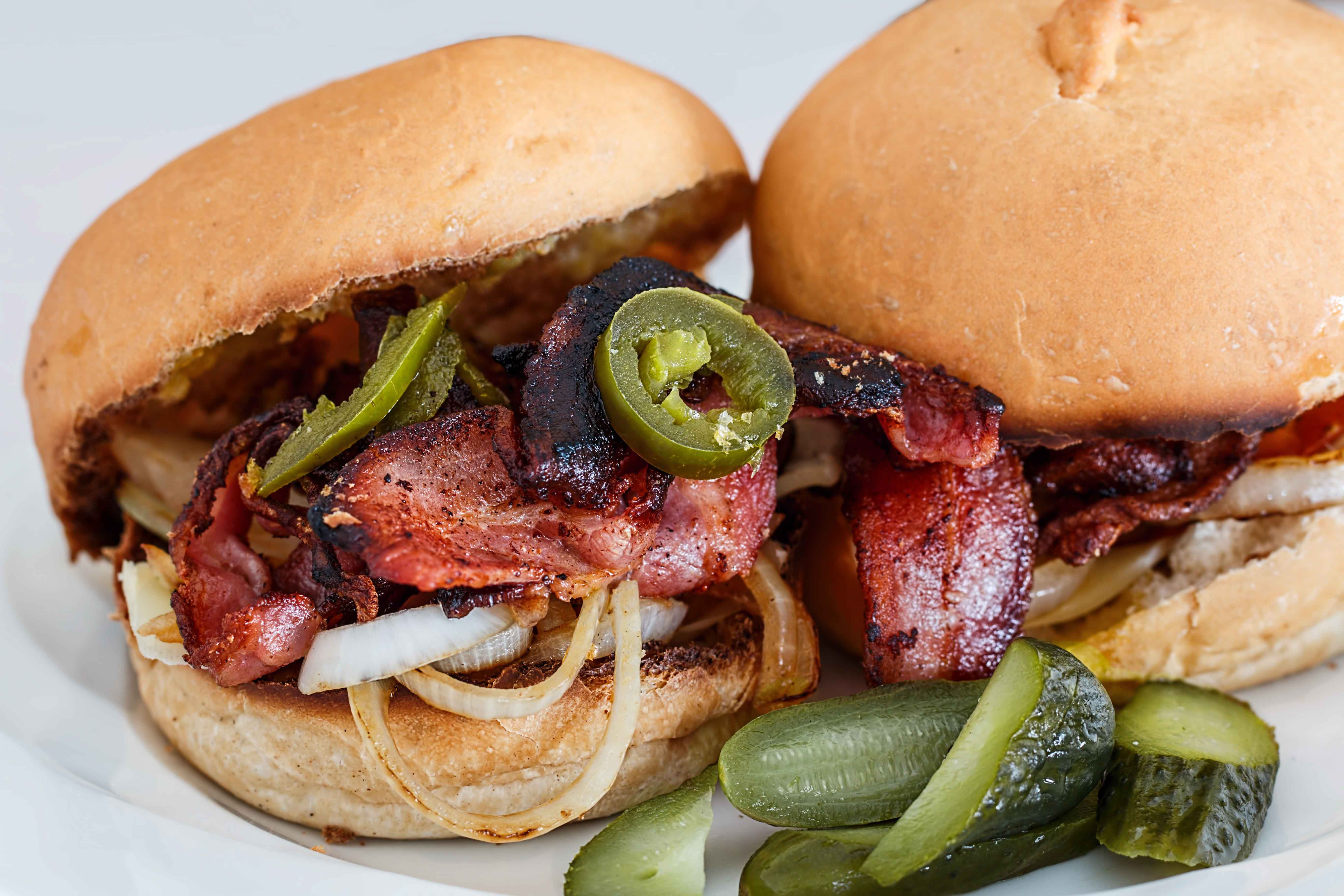 Hamburguesa con presentación moderna e ingredientes no típicos