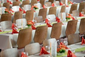 Mesas puesta y dispuestas para gran evento