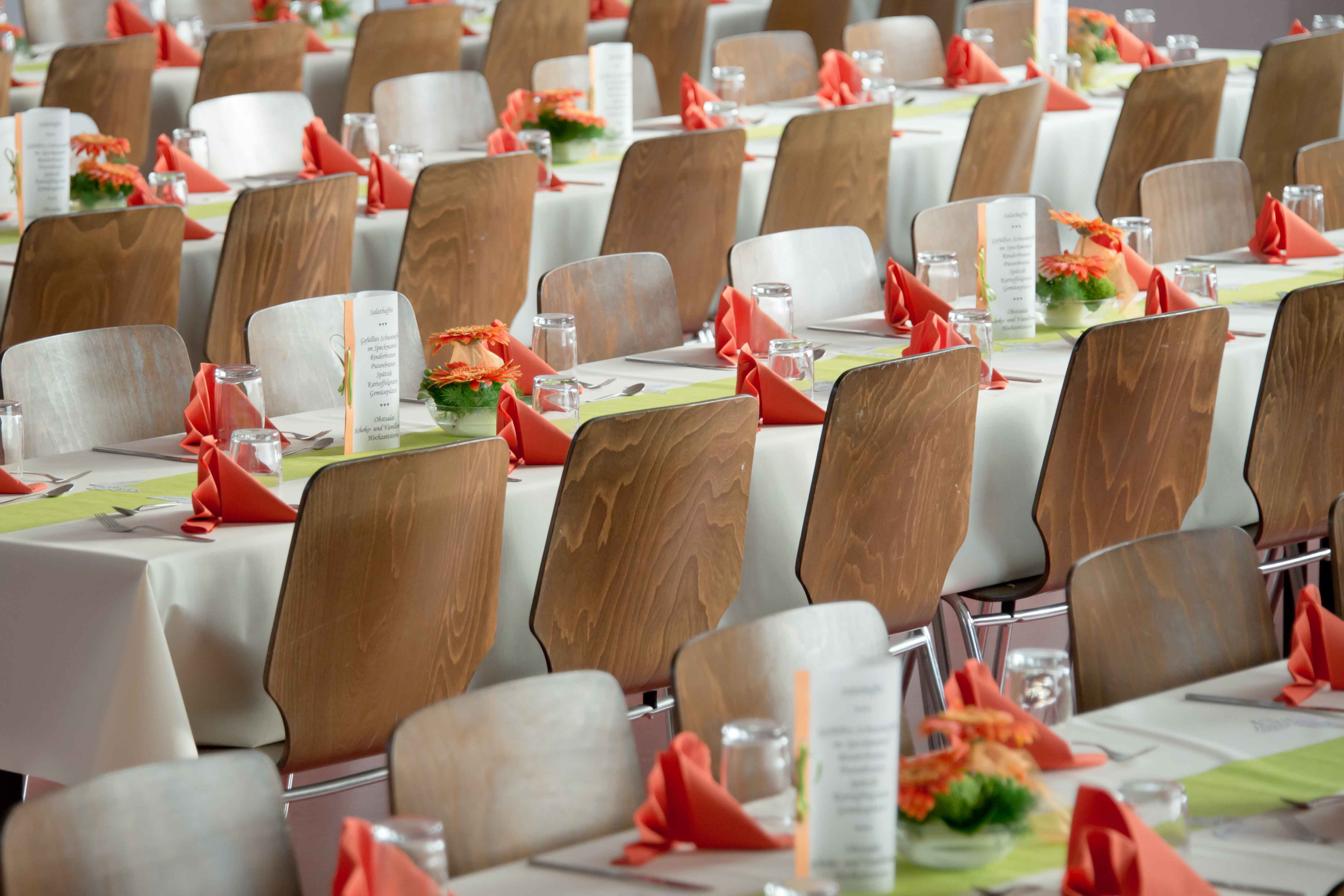 Mesas puesta y dispuestas para gran evento