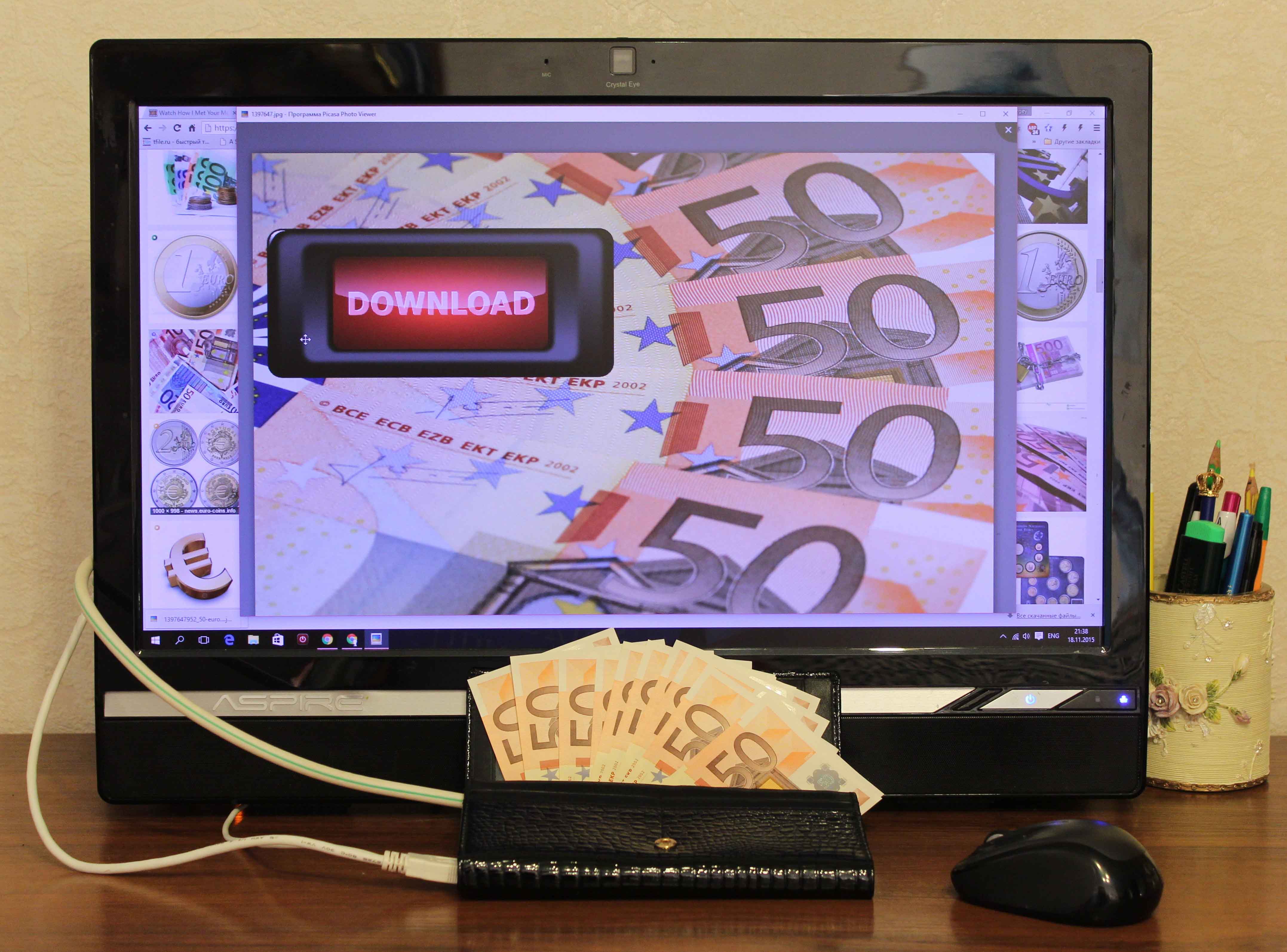 Pantalla de ordenador conectada a cartera con dinero
