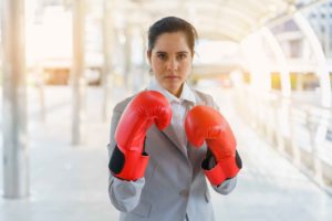 Ejecutiva con guantes de boxeo