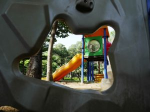 Parque infantil visto a través de un de sus juguetes