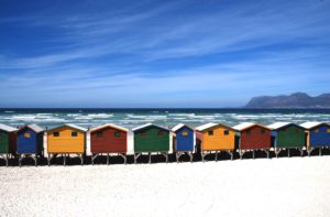 Pequeñas casetas de colores en una playa
