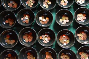 Monedas en cuencos