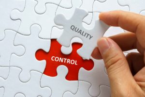 piezas de puzzle con el texto "control" y "calidad"