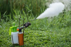 Difusores de fumigación en un jardín