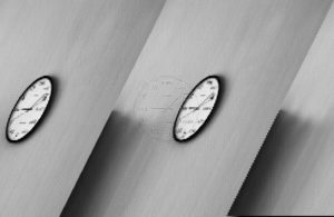 Reloj en la pared con logartimos matemáticos en lugar de horas
