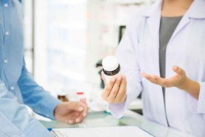 Farmacéutica mirando medicamento